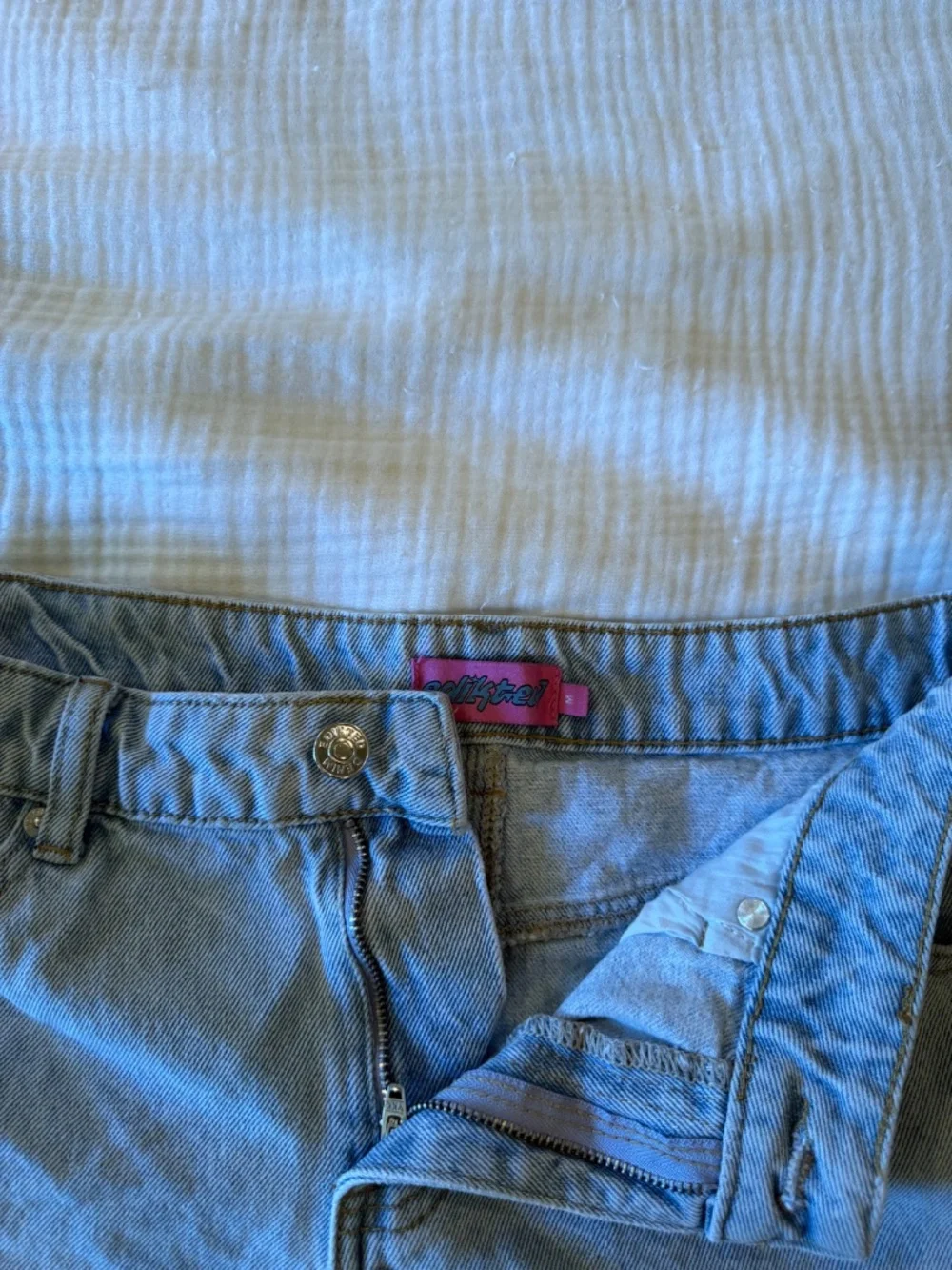 Edikted Low Rise Baggy Jean shorts